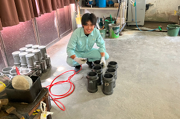 クロスカントリースキーの笠原将選手が仕事をしている様子