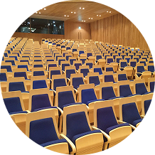 長野市芸術館内の客席の写真