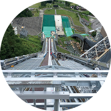 白馬ジャンプ競技場のスタート台から見下ろす写真